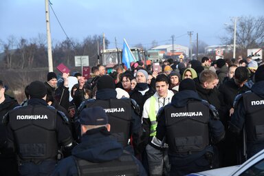 A rendőrség megakadályozta, hogy a gazdák traktorjaikkal Újvidékre vonuljanak (Fotó: Beta)