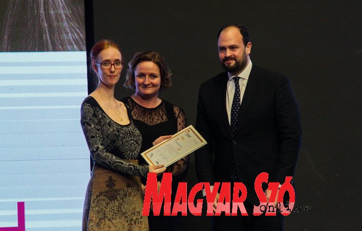 Žuža Gruik je primila nagradu mediji za porodice van matične države od državnog sekretara Lerinca Nače i člana žirija Kate Molnar-Banfi (fotografija Arpada Diošija) Žuža Gruik je primila nagradu mediji za porodice van matične države od državnog sekretara Lerinca Nače i člana žirija Kate Molnar-Banfi (fotografija Arpada Diošija)