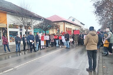 A tüntetők lezárták a Fő utcát (Turi Orsolya felvétele)