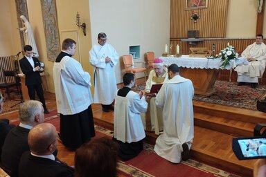 A püspök akolitussá avanzsálja a két papnövendéket (Gál Hermina felvétele)
