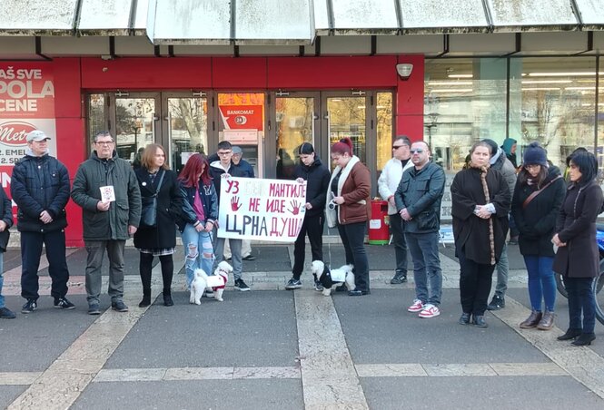 Hétfőn mintegy negyvenen tartottak csöndes tiltakozást a város központjában (Tóth Péter felvétele) Hétfőn mintegy negyvenen tartottak csöndes tiltakozást a város központjában (Tóth Péter felvétele)