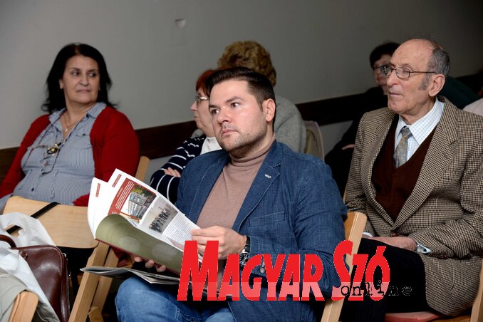 Publika je sa interesovanjem slušala izlaganja o jedinom dnevnom listu u Vojvodini (fotografija Čile David) Publika je sa interesovanjem slušala izlaganja o jedinom dnevnom listu u Vojvodini (fotografija Čile David)
