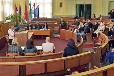 A nyertes pályázók az önkormányzat részéről Burány Hajnalka polgármesterrel és az általuk választott kivitelezővel kötöttek szerződést (Fotó: Gergely Árpád)