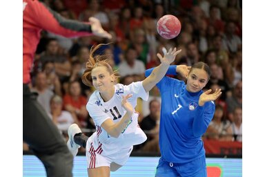 Albek Anna, a magyar (balról) és Elizabeth Omoregie, a szlovén válogatott játékosa a Magyarország–Szlovénia női kézilabda olimpiai felkészülési mérkőzésen a győri Audi Arénában (Fotó: MTI)