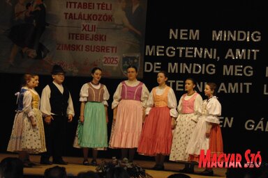 A tordai Kincsünk iskolás leánykórus kalocsai népdalokat énekelt (Fotó: Vidács Hajnalka)