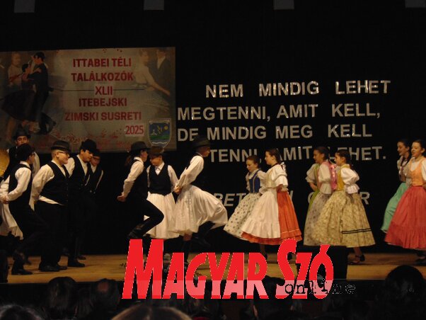 A tordai Kincsünk középső néptánccsoport jászsági táncokkal készült (Fotó: Vidács Hajnalka) A tordai Kincsünk középső néptánccsoport jászsági táncokkal készült (Fotó: Vidács Hajnalka)