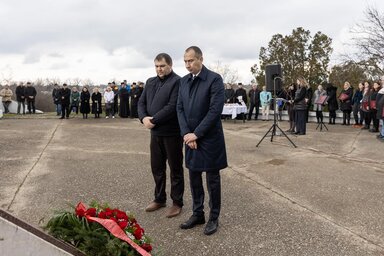 A helyi önkormányzat nevében dr. Vuk Radojević polgármester és Kiss Igor, a községi képviselő-testület elnöke koszorúzott (Fotó: Facebook/Óbecse község oldala)