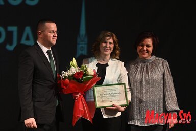 Studentski dom „Evropa” nagrađen je Nagradom za izvrsnost novosadskih Mađara koju je primila Ildiko Šnejder-Šara, direktorica studentskog doma (fotografija Andraša Otoša)