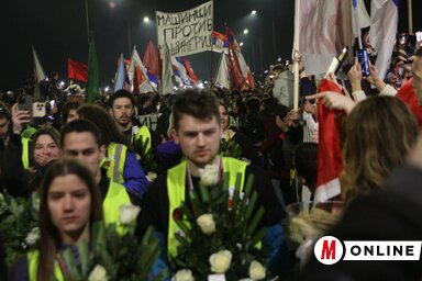 A péterváradi hídhoz vezető Mihajlo Pupin sugárút teljesen megtelt emberekkel (Fotó: Diósi Árpád felvétele)