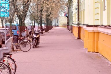A járda egy részét felvágják a munkálatok miatt (Fotó: Gergely Árpád)