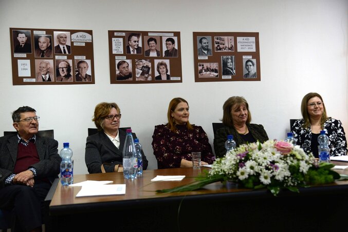 A jubileumi Híd-konferencia résztvevői: Bordás Győző, Toldi Éva, Berényi Emőke, Faragó Kornélia és Sági Varga Kinga / Dávid Csilla felvétele A jubileumi Híd-konferencia résztvevői: Bordás Győző, Toldi Éva, Berényi Emőke, Faragó Kornélia és Sági Varga Kinga / Dávid Csilla felvétele