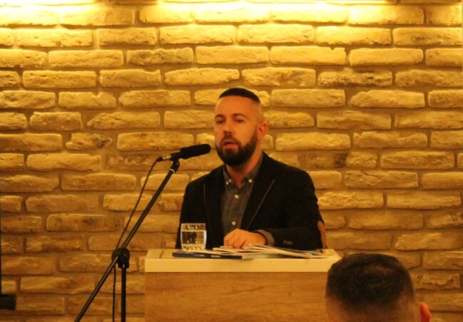 Tóth Borisz a Szekeres László Alapítvány által szervezett előadáson (Fotó: Szekeres László Alapítvány) Tóth Borisz a Szekeres László Alapítvány által szervezett előadáson (Fotó: Szekeres László Alapítvány)
