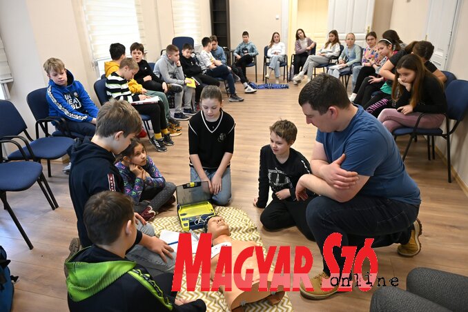 Az egészségtudatosság témájában a foglalkozást Nagy Alex, a magyarországi Országos Mentőszolgálat Központi Mentőállomásának mentőtechnikusa vezette (Fotó: Molnár Edvárd) Az egészségtudatosság témájában a foglalkozást Nagy Alex, a magyarországi Országos Mentőszolgálat Központi Mentőállomásának mentőtechnikusa vezette (Fotó: Molnár Edvárd)
