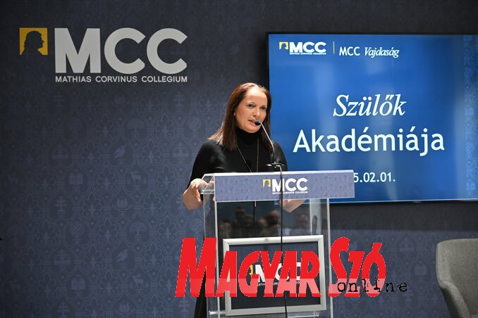 A Szülők Akadémiája első előadásának résztvevőit Varga Diósi Viola, az MCC vajdasági programokért felelős igazgatója köszöntötte (Fotó: Molnár Edvárd) A Szülők Akadémiája első előadásának résztvevőit Varga Diósi Viola, az MCC vajdasági programokért felelős igazgatója köszöntötte (Fotó: Molnár Edvárd)