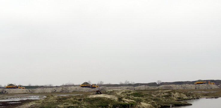 Épül az autópálya a réten (Fotó: Kecskés István) Épül az autópálya a réten (Fotó: Kecskés István)