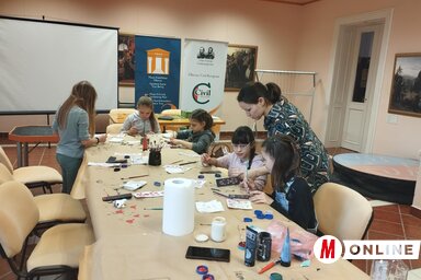 A kézműves foglalkozásokat Gyurcsik Renáta vezeti (Fotó: Kancsár Izabella felvétele)