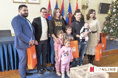 Ismét százharminckét család kapta meg az önkormányzat támogatását (Fotó: Vidács Hajnalka)