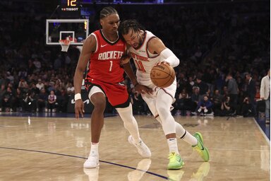 Jalen Brunson próbál betörni Amen Thompson mellett (Fotó: Beta/AP)