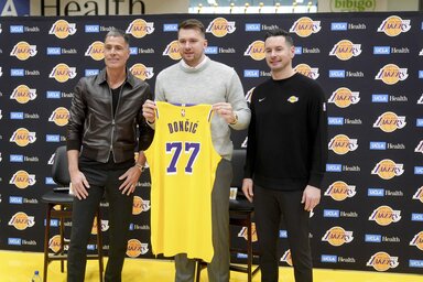 Luka Dončić ugyan még nem játszott, ám új csapata hivatalosan is bemutatta (Fotó: Beta/AP)