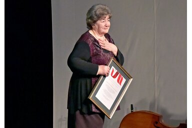 Beretka Szénási Eszter az elismeréssel (Gergely Árpád felvétele)