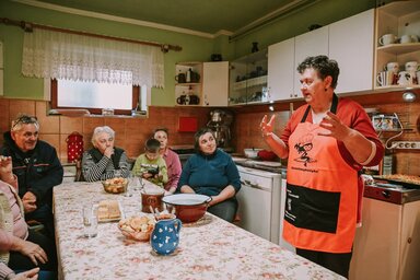 A túró készítéséről beszél Delonga Julianna (Simonyi Zsófia felvétele)