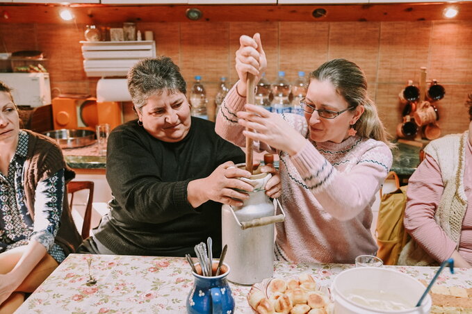 Vajköpülés (Simonyi Zsófia felvétele) Vajköpülés (Simonyi Zsófia felvétele)