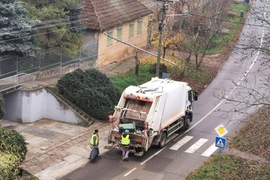 Szemétszállítás Topolyán. A két kukás rendszert az idén a falvak területén is bevezetik (Herceg Eizabetta felvétele)
