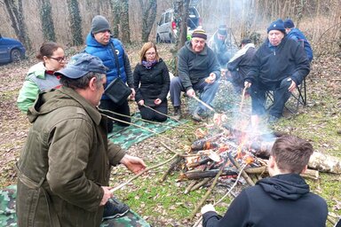 Jó hangulatban telt a tóparti  szalonnasütés (Varga Judit felvétele)