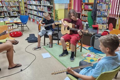 A nyári zenetáborban profi zenészek vezetik be a gyermekeket és fiatalokat a pop- és a rockzene világába (Fotó: Óbecsei Népkönyvtár)