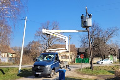 Folyik a lámpák cseréje a község területén. A LED-es égők energiahatékonyabbak és jobban világítanak (Lakatos János felvétele)
