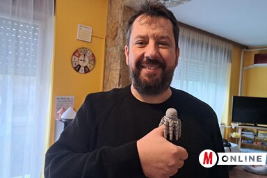 Göblös Péter a 3D nyomtatóval készült figurát mutatja