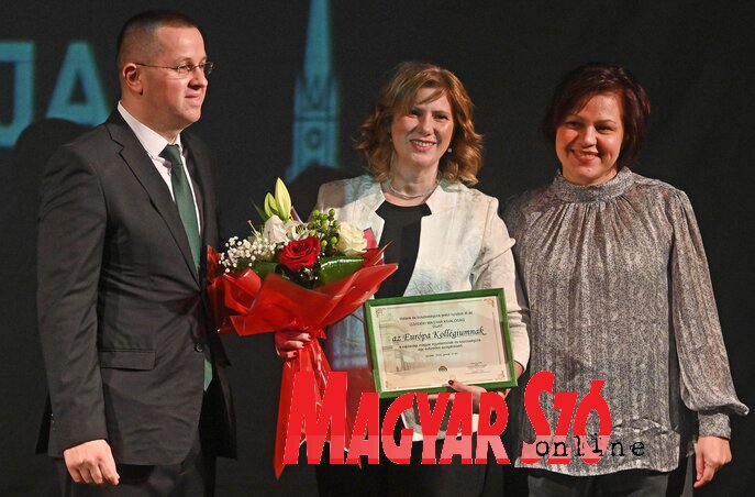 Novi i stari predsednik uručili su nagradu za izvrsnost novosadskih Mađara (fotografija Andraša Otoša) Novi i stari predsednik uručili su nagradu za izvrsnost novosadskih Mađara (fotografija Andraša Otoša)