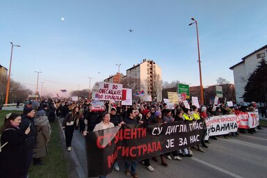 A tiltakozás az Avala körforgalomnál kezdődött, amelyet már két héttel ezelőtt is blokád alatt tartottak (Fotó: Beta)