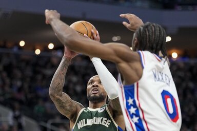 Damian Lillard emelkedik dobásra Tyrese Maxey takarásából (Fotó: Beta/AP)