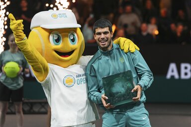 Carlos Alcaraz a rotterdami trófeával és a torna kabalájával (Fotó: Beta/AP)