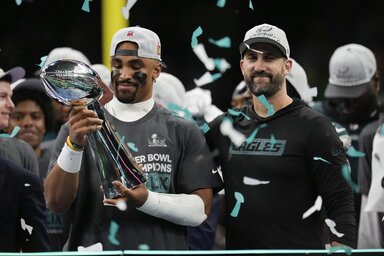 Jalen Hurts (balról) a finálé legértékesebb játékosa és Nick Sirianni, a Philadelphia Eagles vezetőedzője a győztesnek járó Vince Lombardi-trófeával (Fotó: Beta/AP)