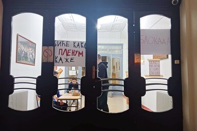 Az Óbecsei Gimnázium diákjai hétfőn blokád alá vonták az oktatási intézményt (Fotó: Bečejski mozaik)