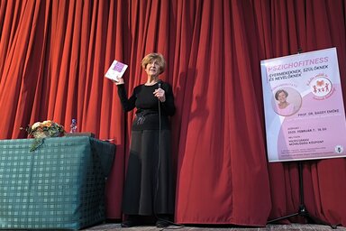 Dr. Bagdy Emőke előadás közben (Dér Dianna felvétele)
