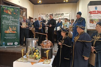 Fábrik Attila fő szervező átadta az elismeréseket a pálinkalovagrend tagjainak segítségével (Kazinczy Paszterkó Diana)