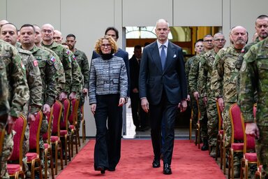 Radmila Šekerinska, a NATO főtitkár-helyettese és Szalay-Bobrovniczky Kristóf honvédelmi miniszter érkezik az ünnepségre (Fotó: MTI)