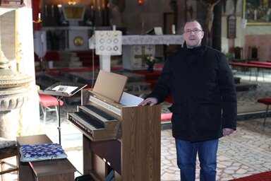 Ft. Bartus Ervin plébános elégedett az új elektromos orgona hangjával (Lakatos János felvétele)