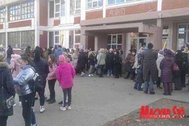 Szülők és tanárok az iskola előtt (Fotó: Vidács Hajnalka)