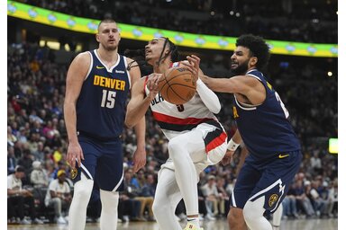 Murray Dalano Bantonon védekezik, Jokić figyel (Fotó: Beta/AP)