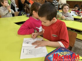 Mézeskalács és Jó Pajtás a szabadkai Jovan Jovanović Zmaj iskolában