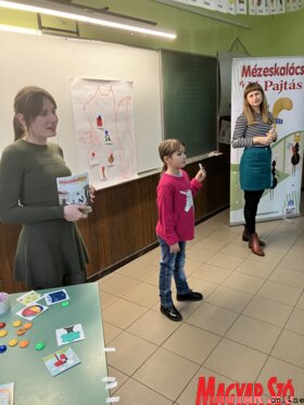 Mézeskalács és Jó Pajtás a szabadkai Jovan Jovanović Zmaj iskolában
