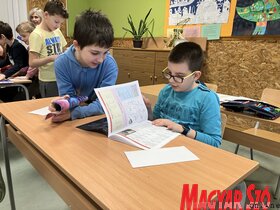 Mézeskalács és Jó Pajtás a szabadkai Jovan Jovanović Zmaj iskolában