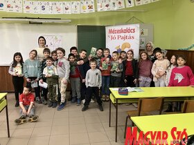 Az elsősök és a másodikosok nagyon örültek a Mézeskalácsnak (Török Erna felvétele)