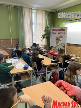 Mézeskalács és Jó Pajtás a szabadkai Jovan Jovanović Zmaj iskolában