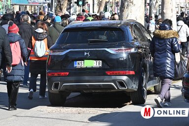 Nos, nálunk is nagy becsben állnak a személyes jogok, nem kell feltétlenül tudnia mindenkinek, hogy ki az, aki a pofátlanul a járdára parkol (Fotó: Ótos András felvétele)