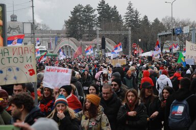 Tüntető tömeg Kragujevacon (Fotó: Beta)